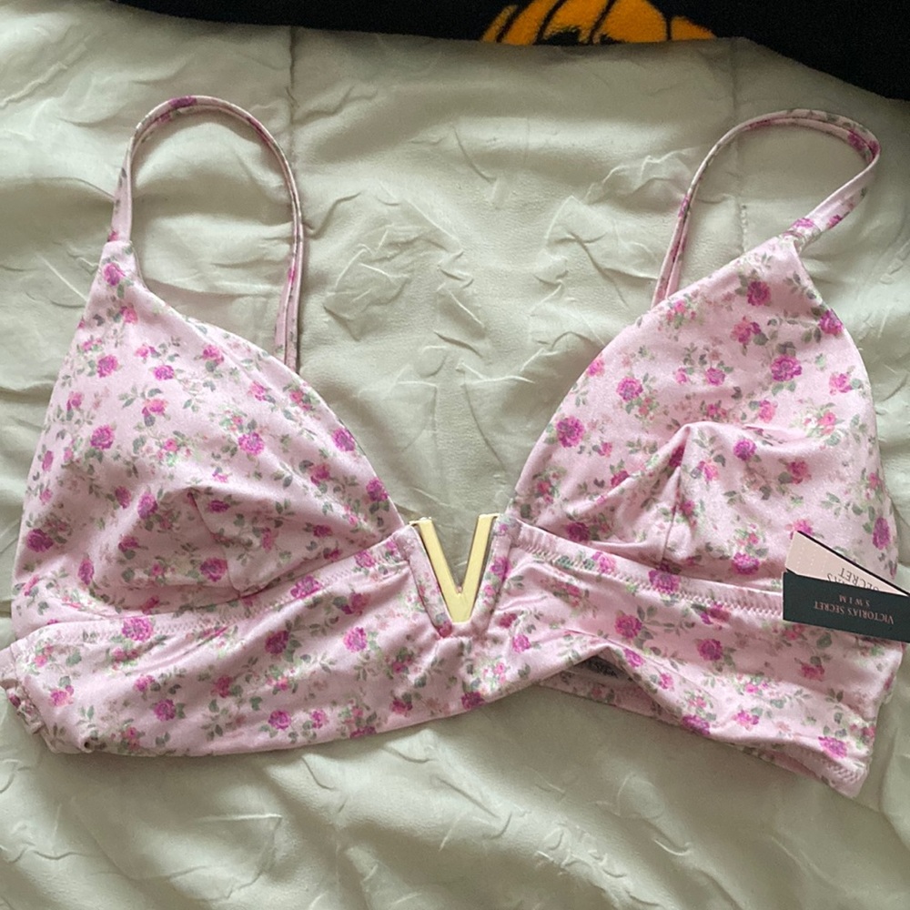 I’m selling this Victoria Secret Swim I’ve never weared this before.